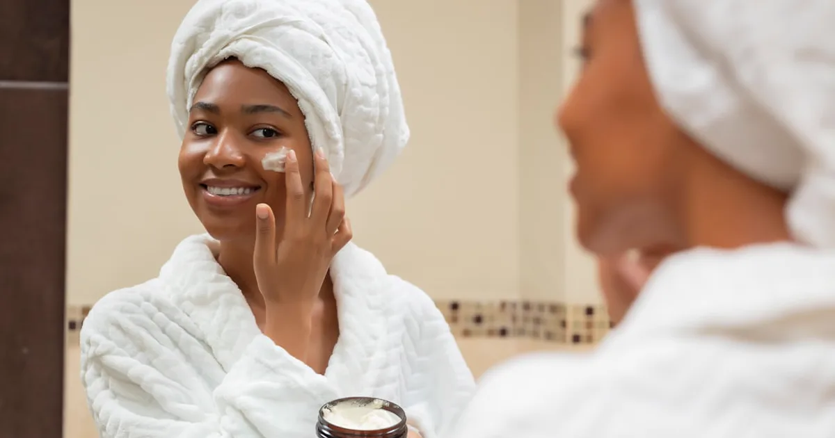 A Winter Red Light Routine for Snowbird Skin: Keeping Your Glow From Minnesota to the Sun Belt